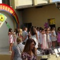Zvonom u 8 sati počeo prvi čas u novoj školskoj godini. Svečani prijem prvaka u svim školama