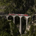 Od rimskih puteva do skijaških staza: Šta zapravo gledamo iz voza Bernina Express