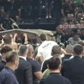 Ludilo Grobara u Areni: Žena i klinac drmali tunel pred izlazak igrača Zvezde, poleteo predmet ka terenu