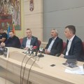 Vasić uručio slavnom treneru vizit kartu sa sloganom „Svi za jednog jedan za svi“