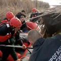 Drama u Subotici! Na ledenom jezeru se prevrnula amfibija s 5 osoba: Radnici sekli trsku i upali u vodu, spasli ih vatrogasci…