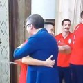 Pogledajte pozdrav Vučića i Avramovića, ali i reakciju Nikole Jokića kada je video zagrljaj