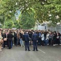 Protest ispred policijske stanice u Kosovskoj Mitrovici zbog hapšenja srpskih mladića