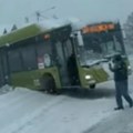 Kolaps zbog snega širom Srbije Autobus sleteo s puta Šapca, vozila satima stoje u koloni na Iriškom vencu