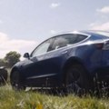 Ratni veteran pregazio tenkom Teslin automobil i prozvao Ilona Maska: "Njegov novac dolazi odavde"