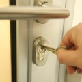 Ne morate da dajete novac majstoru da izvuče slomljeni ključ iz brave: Ovaj trik sa Instagrama pokazuje kako to da uradite…