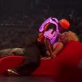 Na sred bine simulirao intimni odnos sa devojkom iz publike: Polegao je na crveni kanabe, a onda... (video)