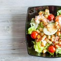 Najjednostavniji recept za domaću cezar salatu: Letnji obrok koji je osvojio svet