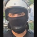 Tokom racije u Novom Sadu povređena novinarka N1: Policajac je pritisnuo uz drvo i izbio joj telefon iz ruke
