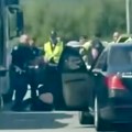 MUP objavio snimak incidenta kod Vrčina: Vozač prevozio migrante, probio rampu, trojica policajaca suspendovana VIDEO