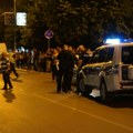 Dvojica napala trećeg, pa mu demolirala automobil Masovna tuča u Novom Pazaru ispred lokala: Policija traga za napadačima!