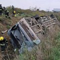 Prevrnuo se autobus pun putnika kod Sremske Mitrovice, ima povređenih