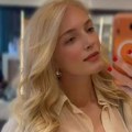 Nikolina među hiljadama vernika: Pokazala koliko joj vera znači, čeka ispred hrama da se pokloni svetinji