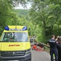 (Foto) Horor kod Plitvica: Automobil sleteo s puta i ostao da visi iznad provalije