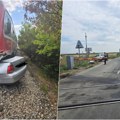 Prve slike stravične nesreće u Odžacima: Automobil zdrobljen ispod voza, strahuje se da ima mrtvih i povređenih (foto)