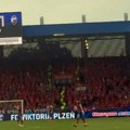 (Video) Ori se u Češkoj "Kosovo je Srbija" Zvezdaši i navijači Viktorije zajedno navijaju u Plzenju Hvala česima