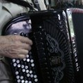 (Foto) Deda Mijo gazi desetu deceniju, a radi punom parom! U njegovoj radionici nastaju harmonike za svetska takmičenja, a sve…