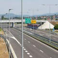 Upozorenje vozačima na srpskim putevima: Radovi menjaju saobraćaj, na granicama kamioni čekaju i do 4 sata