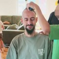 Emotivan snimak iz doma preplavio mreže: Marko Luis progovorio o bolesti, pa pokazao kako ga sin šiša: "Hteo sam da podelim…