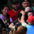 (Video) Haos na Trampovom skupu u Teksasu! Demonstranti ga neprekidno prekidali, a onda je usledio fizički obračun: "Mama mu…
