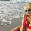 Golišava glumica legla na pesak, pa isturila silikone: Crveni bikini Ive Štrljić ističe svaku oblinu, a njena poza…