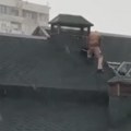 Voždovčanin prkosi nevremenu Na krovu dok olujni vetar udara 100 na sat (video)