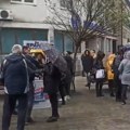 (VIDEO) U centru Vranja usred izborne tišine štand i razglas SNS-a, izbio incident