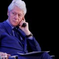 Bil Klinton snimljen nekoliko sati pre saznanja o druženju sa pedofilom Epstajnom: „Njegov izraz lica govori sve“