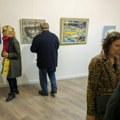 Preplitanje novih ideja i iskustva: U prepunoj galeriji "Andrić" otvorena Prolećna izložba likovnog udruženja "Alumni art"