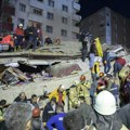 Turska: Srušila se zgrada u Istanbulu, više ljudi zarobljeno ispod ruševina