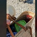 "Gde su pašteta i paradajz": Melita pokazala šta je sve ponela na plažu, šok nastupio kada je počela da vadi činije…