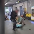 Incident na mančesterskom aerodromu: Policajac šutira i gazi glavu osobe koja leži na zemlji (UZNEMIRUJUĆI VIDEO)