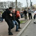 Čovek priveden ispred Skupštine na dan velikog protesta FOTO