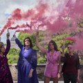 Roze dim u Vatikanu: Katoličke aktivistkinje upalile baklje tokom konklave