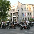 BLOG UŽIVO Pogledajte: Studenta Nikolu Marčetića s lisicama na rukama sprovode u sud na Novom Beogradu, on podigao pesnice u…