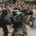 Evo kako je protekao sinoćni protest u Beogradu: Policija potisnula građane sa ulica