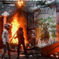 Zemlja ogrezla u totalni haos! Narod besan, gore zgrade policije i vlade, pljačkaju se kuće ministara: Mrtvi i povređeni na…
