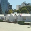 Beli šatori i dalje parališu centar grada: Ćacilend kao država za sebe, niko da ga ukloni