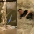 Jeziva scena u Hong kongu, na desetine mrtvih! Supertajfun uništava sve pred sobom, ogromna bujica odnosi čoveka na ulazu u…