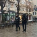 U Severnoj Mitrovici napeto na Badnji dan: Kosovska policija sklonila transparent sa božićnim pozdravom