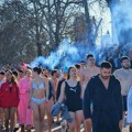 Baklje, tetovaže, šajkače, hrabro srce savladava minus! Plivači za Krst stali u veličanstveni red u Zemunu