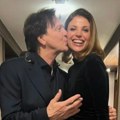 Zdravko Čolić sija u društvu 25 godina mlađe lepotice - sočno je poljubio, ona blista: "Jedan jedini"