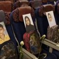 Vođa iranske delegacije na letu za Islamabad na sedišta aviona stavio slike ubijene dece