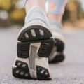 Probajte ove neočekivane tehnike hodanja da biste smanjili bol u kolenu i stopalima