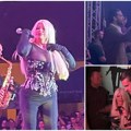Daru dečko nikada ne ispušta iz vida! Bubamaru mlađi momak prati u stopu, a ovo radi dok ona nastupa (foto/video)