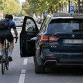Novi BMW modeli neće dozvoliti da otvorite vrata ako nailazi biciklista