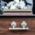 Došla da se oprosti od majke, a onda šok! U kovčegu ugledala nepoznatu ženu: reči pogrebnika su horor