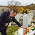 "Uz njegovu pesmu sam se probudio iz kome" Ivica Dačić objavio slike sa groba Halida Bešlića: "Zauvek je tu"