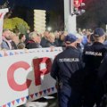 Policija razdvojila pristalice Studentske liste i SNS-a u Kragujevcu (VIDEO)