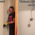 (Video) Četiri godine živeli su u kući, a onda iza police za knjige otkrili tajnu sobu: Ono što su videli unutra nateralo ih…